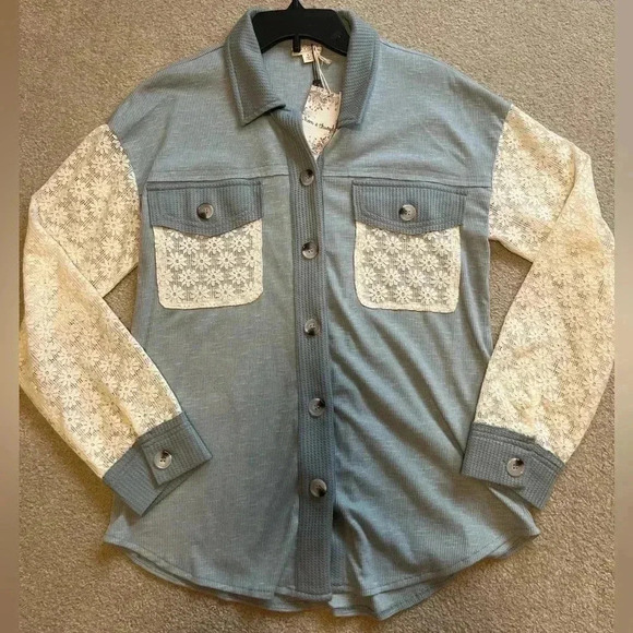 Hem & Thread Women’s Blue Button Down/Shacket With Lace Detail. NWT. Size Small - Picture 3 of 9